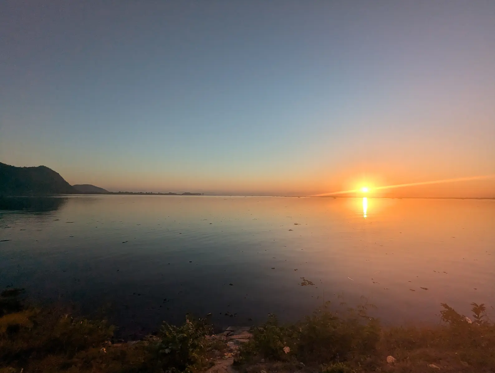The sunsets over the still water